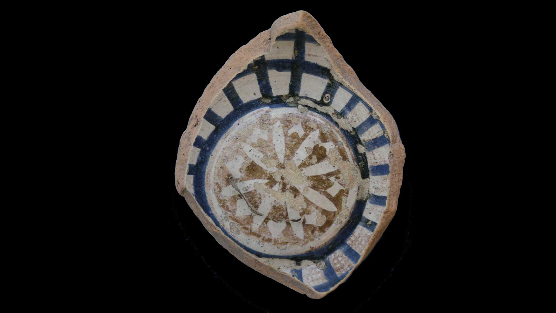 Scodella in maiolica con decoro blu e lustro metallico